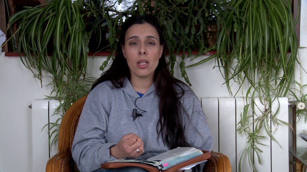 Imagen del programa Devocionales diarios Prog 59 Carol Suela Apocalipsis 2:2-4 en Radio Solidaria