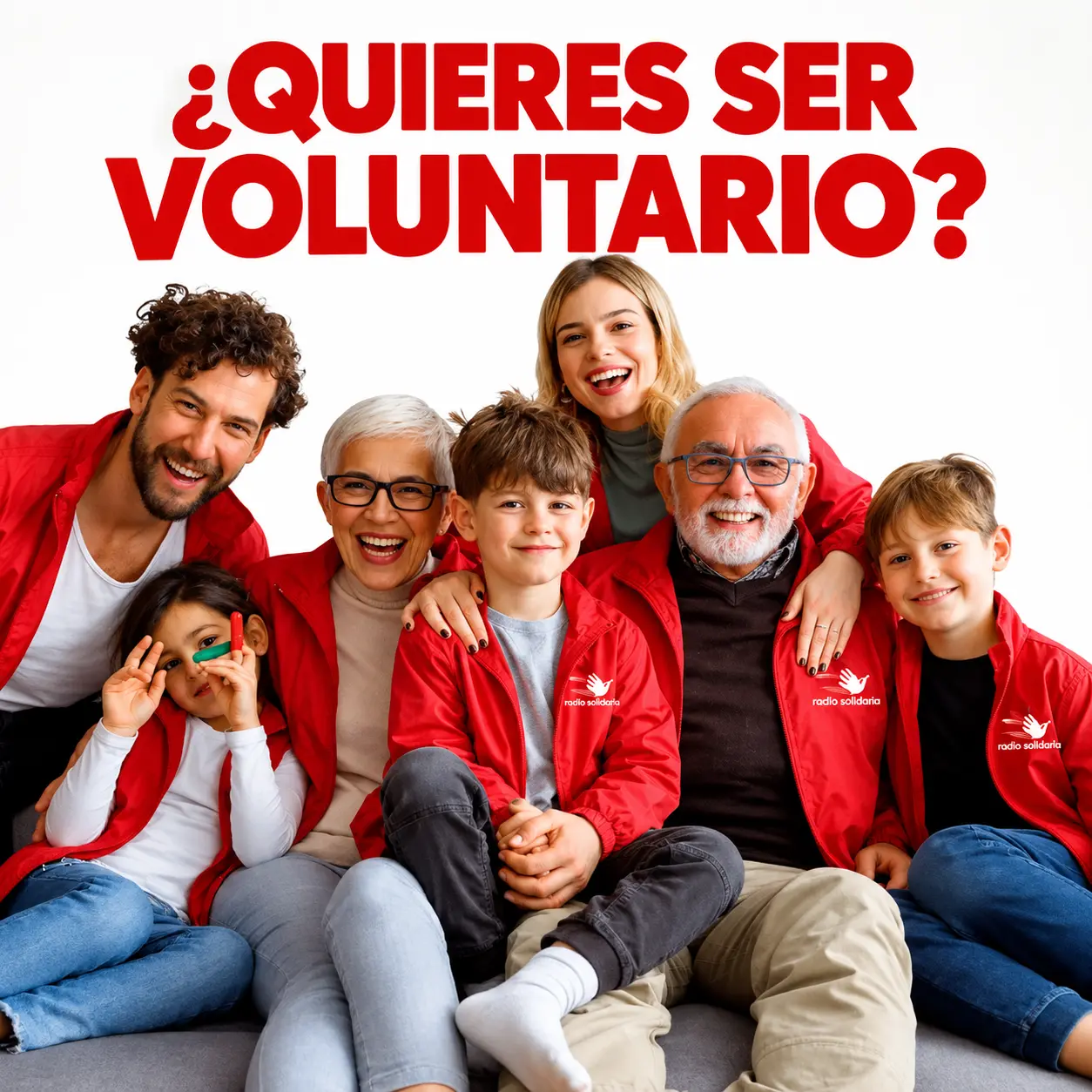 Personas de diferentes edades reunidas y sonrientes con chaquetas rojas de Radio Solidaria para una campaña de voluntariado