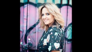 Portada del episodio Vale la Pena con Mayra Nazario: La cantante española Raquel Reguera, presenta su sencillo musical…