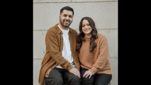 Portada del episodio Vale la Pena con Mayra Nazario: Twice Música presenta nuevo EP titulado «Gracias a la cruz».