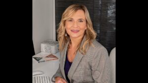 Portada del episodio Vale la Pena con Mayra Nazario: Entrevista con Mariana Tafura, gerente de ventas en Whitaker Hous…