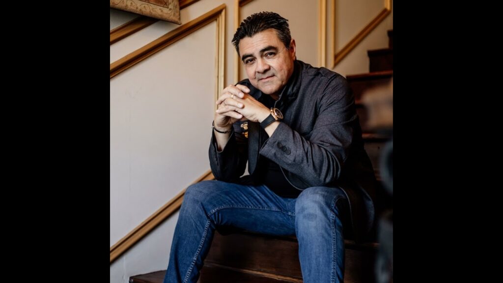 Imagen del programa Vale la Pena con Mayra Nazario: El cantante mexicano Juan Santoy presenta su nuevo sencillo music̷...