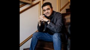 Portada del episodio Vale la Pena con Mayra Nazario: El cantante mexicano Juan Santoy presenta su nuevo sencillo music…