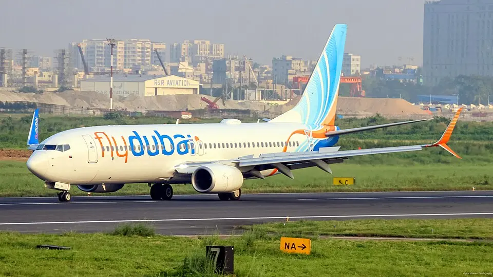 Avión de Fly Dubai en el aeropuerto tras el aterrizaje de emergencia en Arabia Saudí.