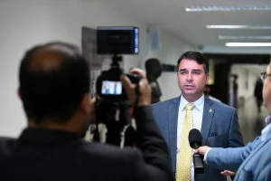 Portada del episodio Elecciones Brasil 2026: Flávio Bolsonaro supera a Lula y fuerza segunda vuelta