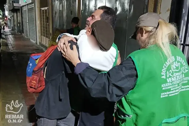 Voluntario de REMAR consolando a un damnificado del terremoto en Venezuela.